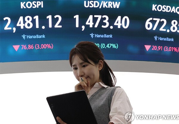 31일 서울 중구 하나은행 딜링룸에서 한 딜러가 상황을 주시하고 있다. 사진=연합뉴스 