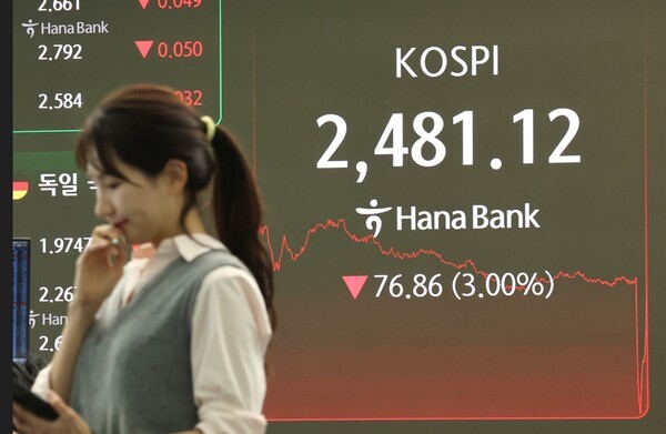 1년 5개월간 금지됐던 국내 주식시장 공매도가 재개된 3월 31일 서울 중구 하나은행 딜링룸에서 한 딜러가 상황을 주시하고 있다. 이날 코스피는 공매도 재개, 상호관세 우려 속에 전장보다 76.86p(3.00%) 내린 2,481.12에 거래를 마감했다.  / 사진=연합뉴스