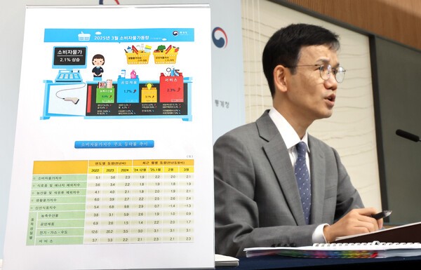 이두원 통계청 경제동향통계심의관이 2일 정부세종청사에서 2025년 3월 소비자물가 동향에 관해 설명하고 있다./사진=연합뉴스