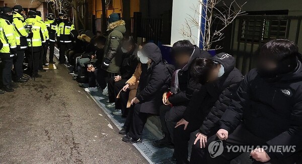 서울 마포구 서울서부지법에 법원 담장을 넘어 무단 침입한 윤 대통령 지지자들이 경찰에 붙잡혀 있다./사진=연합뉴스