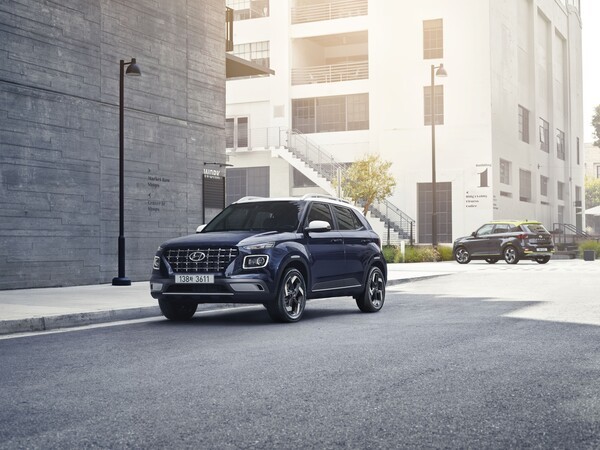 현대자동차가 대표 소형 SUV(스포츠유틸리티차) 베뉴의 연식변경 모델 2025 베뉴를 출시하고 본격적인 판매를 시작한다고 2일 밝혔다./사진=현대차