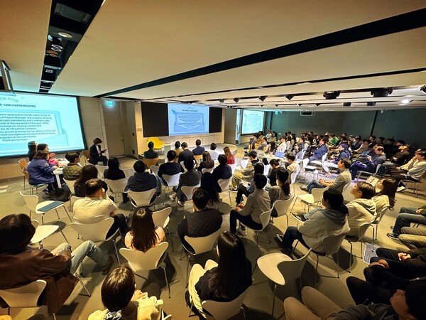 한국앤컴퍼니그룹 임직원들이 지난달 28일 경기도 판교 본사 테크노플렉스에서 열린 '2025 프로액티브 콘서트' 첫 회에 참가하고 있다./사진=한국앤컴퍼니그룹