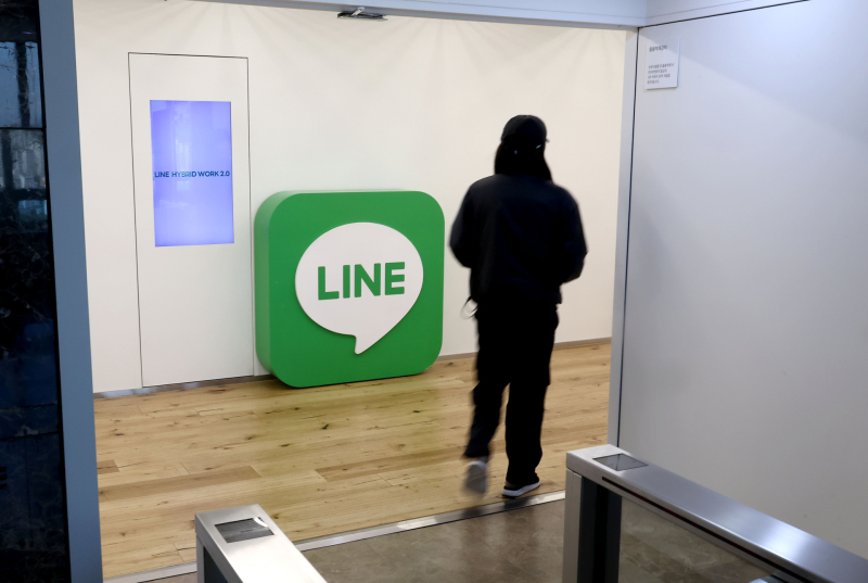 일본 정부의 행정지도로 촉발된 '라인야후 사태'에 대한 사회적 우려가 커지는 가운데 경기도 성남에 위치한 라인야후 계열 한국법인 라인플러스 본사에서 직원이 걸어가고 있다. /사진=연합뉴스