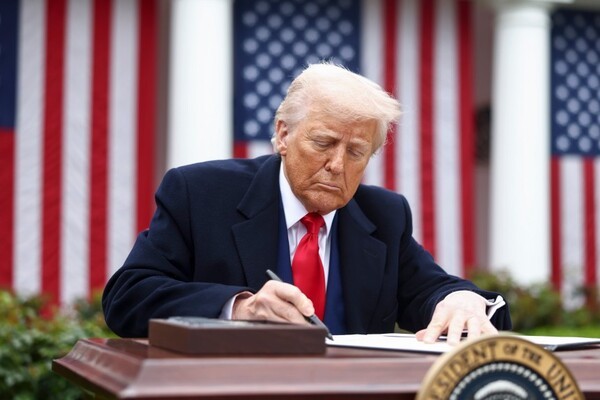 도널드 트럼프 미국 대통령이 2일(현지시각) 백악관 로즈가든에서 상호 관세를 시행하는 행정명령에 서명하고 있다. (사진=UPI연합뉴스)