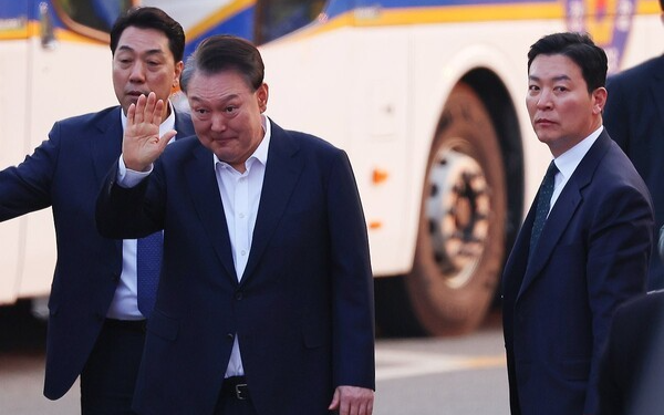 윤석열 대통령이 지난 달 8일 법원의 구속취소 청구 인용으로 석방된 후 경기 의왕시 서울구치소에서 지지자들에게 인사하고 있다. / 사진=연합뉴스