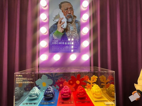 일본 팝 아티스트 ‘무라카미 다카시’의 풋웨어 브랜드 ‘오하나 하타케’를 국내 최초로 컴온스타일 쇼케이스도 팝업에서 공개했다.  / 사진=홍선혜 기자 