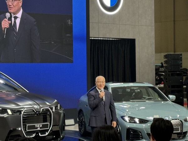 한상윤 BMW그룹코리아 대표가 2025서울모빌리티쇼에서 설명하고 있다./사진=김동하 기자