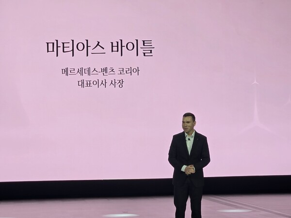 마티아스 바이틀 메르세데스-벤츠 코리아 대표이사 사장이 발표하고 있다./사진=김동하 기자