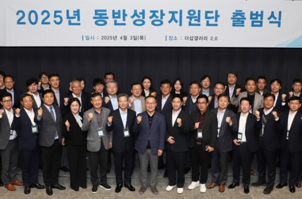 (사진 첫 번째 줄 왼쪽에서 4번째부터) 포스코이앤씨 안미선 구매계약실장, 힘펠 김정환 대표, 한일시멘트 이노선 부사장, 포스코이앤씨 정창식 동반성장지원단장./사진=포스코이앤씨