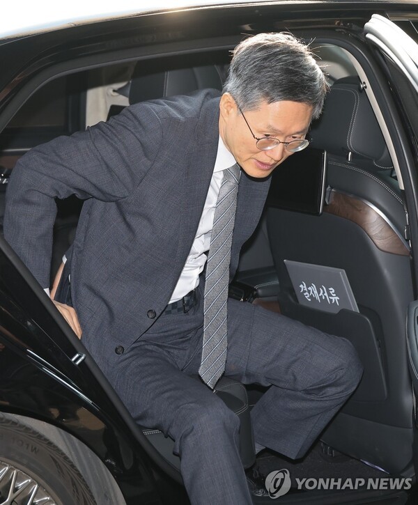 문형배 헌법재판소장 권한대행이 윤석열 대통령 탄핵심판 선고기일인 4일 서울 종로구 헌법재판소로 출근하고 있다.     /사진=연합뉴스