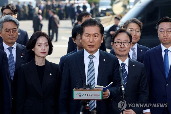 윤석열 대통령 탄핵심판 선고일인 4일 서울 종로구 헌법재판소에서 국회 탄핵소추위원장인 정청래 법제사법위원장이 심판정으로 들어서기 앞서 발언하고 있다.        /사진=연합뉴스