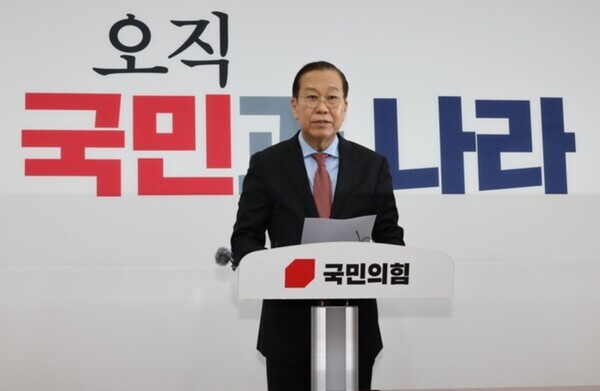 권영세 국민의힘 비상대책위원장이 4일 서울 여의도 국회에서 헌재의 윤석열 전 대통령 탄핵 인용이 발표되자 입장을 밝히고 있다./사진=연합뉴스