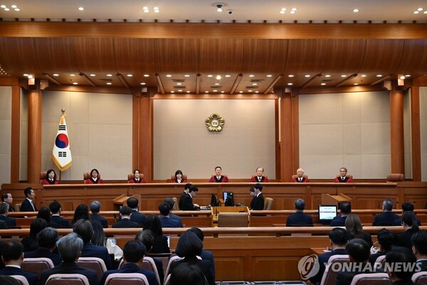 윤석열 대통령 탄핵심판 선고 기일인 4일 헌법재판관들이 선고를 앞두고 서울 종로구 헌법재판소 대심판정에  입장해 있다./사진=연합뉴스