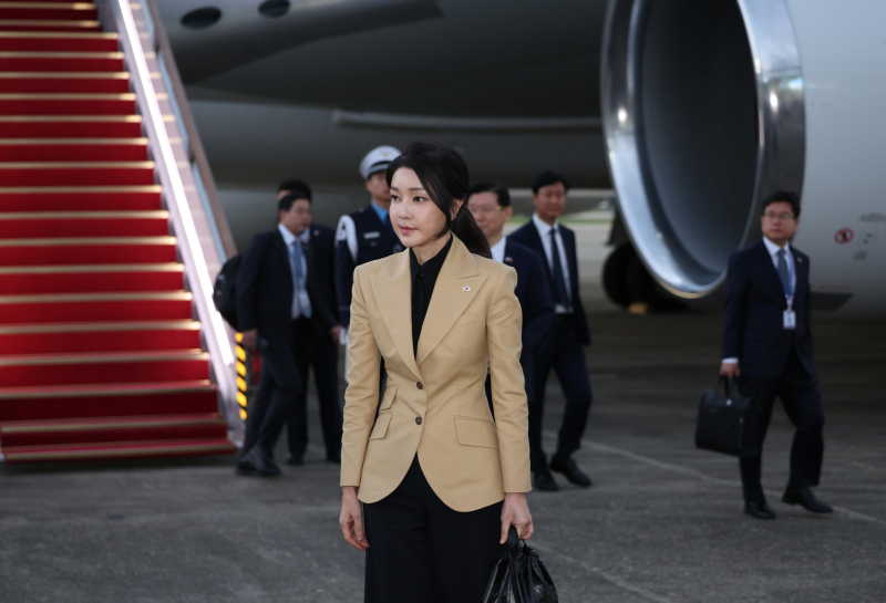 윤석열 대통령의 체코 방문에 동행했던 김건희 여사가 성남 서울공항으로 귀국하고 있다. /사진=연합뉴스