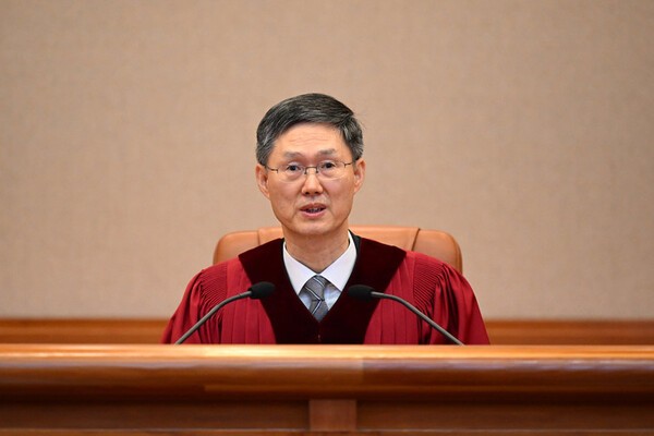 문형배 헌법재판소장 권한대행이 4일 서울 종로구 헌법재판소 대심판정에서 윤석열 대통령 탄핵심판 인용 결정문을 낭독하고 있다./사진=연합뉴스