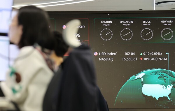 4일 서울 중구 하나은행 본점 딜링룸에 나스닥 지수가 표시되고 있다. (사진=연합뉴스)