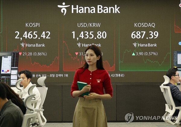 4일 서울 중구 하나은행 딜링룸전광판에 코스피지수 등이 표시되어 있다. / 사진=연합뉴스