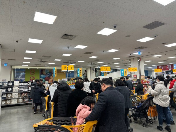 경기도 광명에 위치한 이마트에서 고객들이 계산을 기다리고 있다./사진=홍선혜 기자