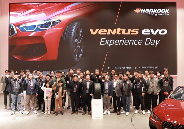 (가운데 좌측) 한국타이어앤테크놀로지 한국사업본부장 이용관 전무를 비롯한 회사 및 국내 딜러사 관계자들의 행사 참석 기념 촬영하고 있다./사진=한국타이어