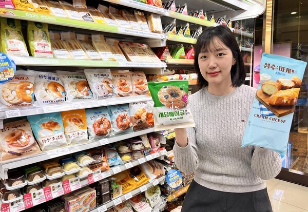  GS25에서 모델이 성수 시리즈 상품을 들고 포즈를 취하고 있다. / 사진=GS리테일 