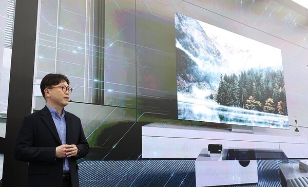 삼성전자가 7일 서초구 삼성 강남에서 연 신제품 출시 행사 '언박스&디스커버 2025'에서 용석우 사장이 발표를 진행하고 있다.  / 사진=연합뉴스