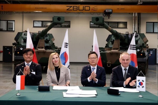 손재일 한화에어로스페이스 대표이사(왼쪽 세번째)와 보이치에흐 케지에라 HSW 대표이사(왼쪽 네번째)가 지난 7일(현지시간) 폴란드 스탈로바 볼라 소재의 HSW 본사에서 폴란드 자주포인 크라프 차체에 들어가는 4026억원 규모의 구성품 공급 계약을 맺고 기념촬영을 하고 있다. / 사진=한화에어로스페이스