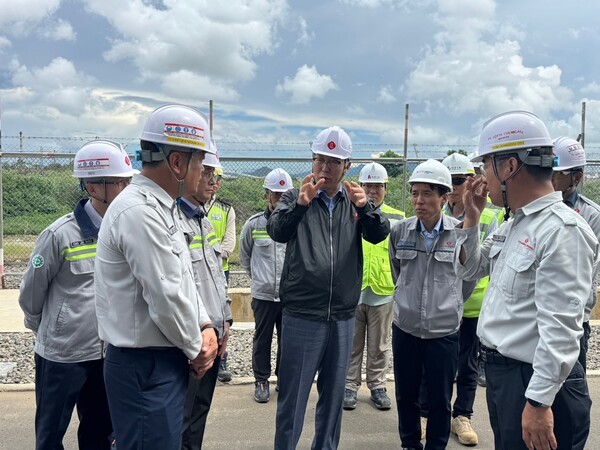 이영준 롯데케미칼 대표가 인도네시아 라인프로젝트 현장을 찾아 직원들과 소통하고 있다./사진=롯데케미칼