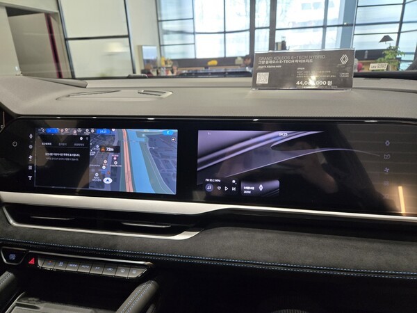 르노코리아 그랑 콜레오스의 3개로 이뤄진 12.3인치 오픈알 파노라마 디스플레이./사진=김동하 기자