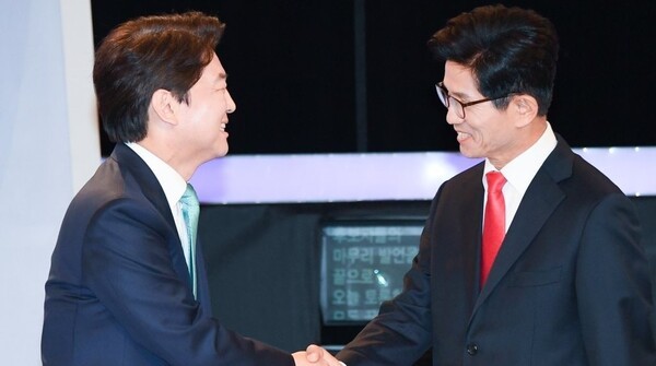 지난 2018년 서울 여의도 KBS에서 열린 제7회 전국동시지방선거 서울특별시장 후보자 토론회로 만난 안철수 국민의힘 의원과 김문수 전 고용노동부 장관./사진=연합뉴스