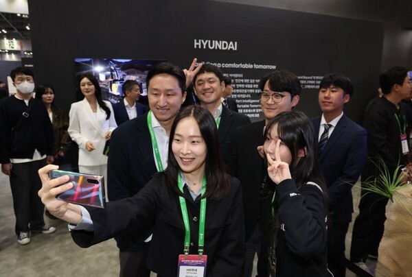 정기선 HD현대 수석부회장(왼쪽)이 서울모빌리티쇼 부스에 방문해 직원들과 셀카를 찍고 있다. 