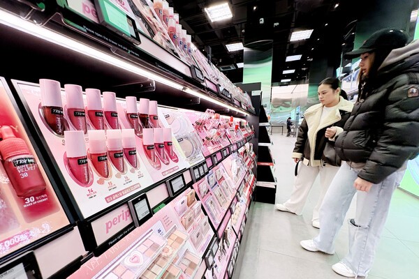 쇼핑하는 외국인 관광객. / 사진=연합뉴스