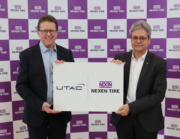 얀네 세우루야르비 UTAC 그룹 핀란드 부문 부사장(왼쪽)과 에드윈 반 데르 스타드 넥센타이어 유럽 OE영업 사업부문장이 핀란드 이발로에 위치한 UTAC 주행 시험장 내 전용 타이어 시험센터 설립을 위한 계약을 체결하고 있다./사진=넥센타이어