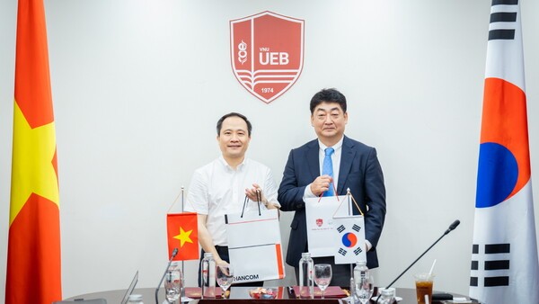 르 쭝 타잉 국립경제대학교 총장(왼쪽)과 진성식 한컴 최고수익책임자(CRO)