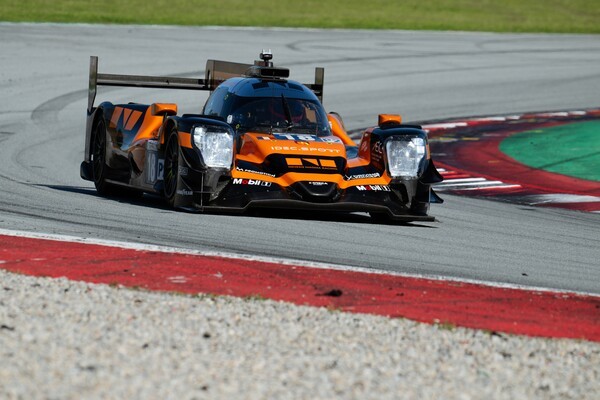 6일(현지시간) 2025시즌 유러피언 르망 시리즈에 참가한 제네시스 마그마 레이싱팀 차량이 주행하고 있다./사진=제네시스