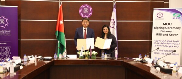 (왼쪽부터) 신호철 한국수력원자력 중앙연구원장, 요르단 공주인 수마야 빈트 엘 하산(Sumaya Bint El Hassan) RSS 회장./사진=한국수력원자력