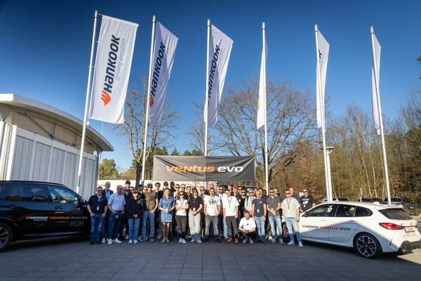 한국타이어가 지난 4일(현지시간) 독일 로가우 소재 세귤라 테크놀로지스 테스트 센터에서 '벤투스 에보 드라이빙 익스피리언스 2025' 행사를 개최했다고 9일 밝혔다./사진=한국타이어