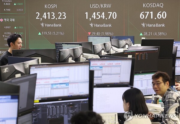 10일 오전 서울 중구 하나은행 본점 딜링룸 현황판에 코스피, 원·달러 환율, 코스닥 지수가 표시돼 있다. 사진=연합뉴스  