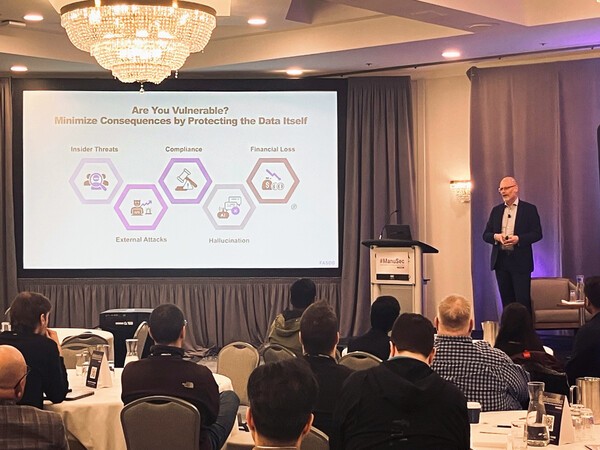 캐나다 토론토에서 8일과 9일 개최된 ‘ManuSec Canada 2025’에 참가한 파수가 세션 발표를 통해 캐나다 제조산업을 위한 보안 전략을 소개하고 있다. 발표자는 론 아덴(Ron Arden) 파수 미국법인 CTO.