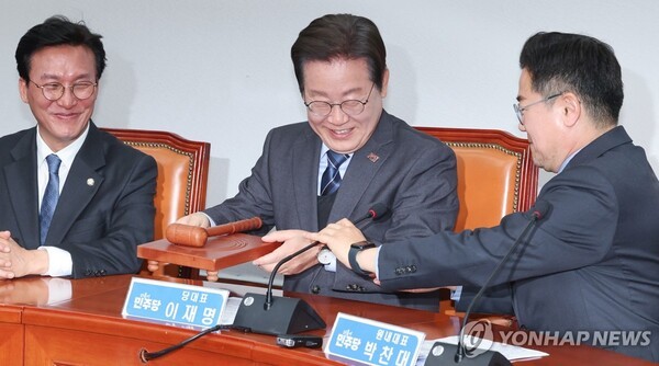  이재명 더불어민주당 전 대표가 10일 영상을 통해  대통령 선거 출마를 공식 선언했다. 이 전 대표가 지난 9일 서울 여의도 국회에서 열린 최고위원회의에서 사퇴 의사를 밝힌 뒤 권한대행을 맡을 박찬대 원내대표에게 의사봉을 넘기고 있다. /사진=연합뉴스