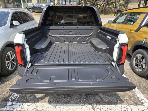 데크를 연 무쏘 EV의 모습./사진=김동하 기자