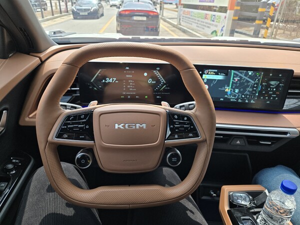 무쏘 EV 1열 인테리어. 스티어링 휠 뒤로 파노라마 와이드 스크린이 돋보인다./사진=김동하 기자