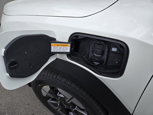 무쏘 EV V2L 기능을 쓸 수 있는 충전구./사진=김동하 기자