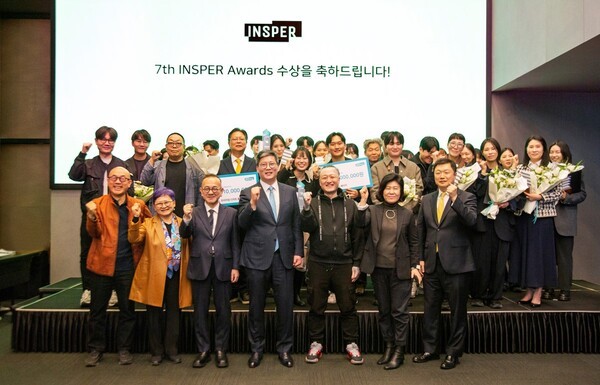 한솔제지 한경록 대표이사가 인스퍼어워드 수상자들과 함께 기념 사진을 촬영하고 있다.