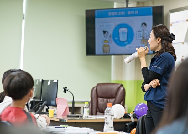 대한적십자사 서울지사가 LG생활건강의 후원으로 진행하는 학교폭력 예방교육 장면.