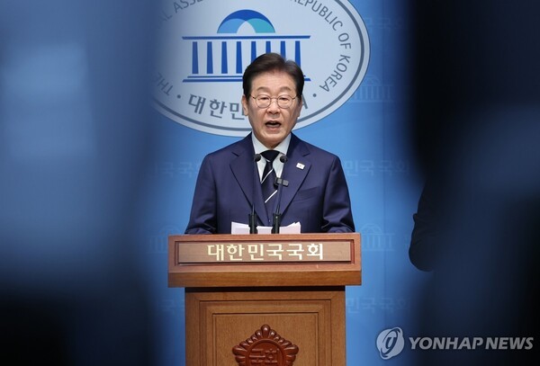 더불어민주당 대선 경선에 출마한 이재명 예비후보가 11일 "이제 대한민국은 세계가 주목하는 '퍼스트 무버'로 거듭날 것"이라고 비전을 선포하고 있다./사진=연합뉴스