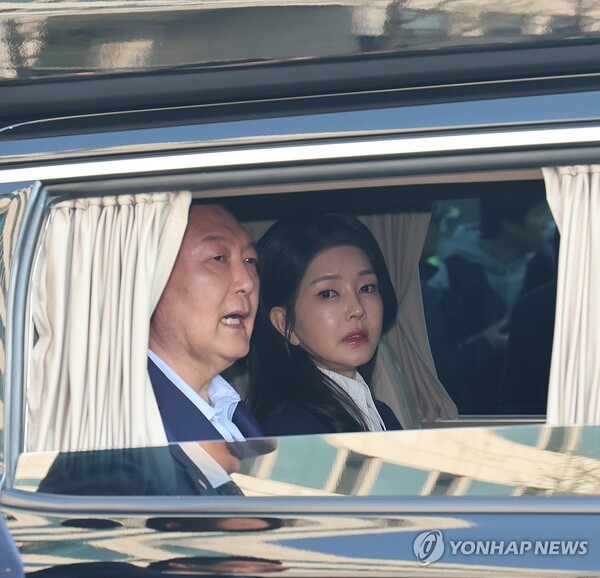 윤석열 전 대통령과 부인 김건희 여사가 11일 오후 서울 용산구 한남동 대통령 관저를 떠나 서초동 사저로 이동하고 있다. /사진=연합뉴스