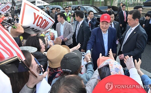 윤석열 전 대통령이 11일 서울 용산구 한남동 관저에서 나와 서초동 사저로 향하기 전 지지자들과 인사하고 있다. /사진=연합뉴스