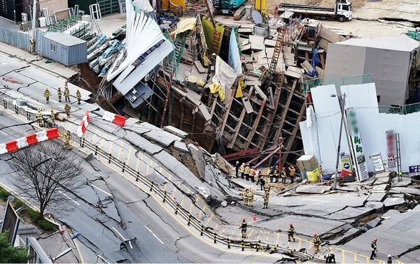 붕괴 사고가 발생한 경기도 광명시 신안산선 지하터널 공사 현장에서 12일 구조대원들이 실종자를 수색하고 있다.  / 사진=연합뉴스