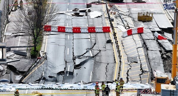 붕괴 사고가 발생한 경기도 광명시 신안산선 지하터널 공사 현장에서 13일 구조대원들이 대기하고 있다. / 사진=연합뉴스