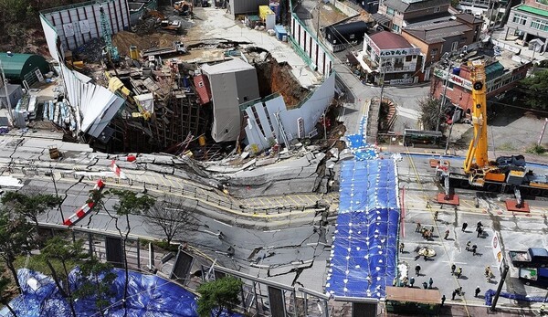 붕괴 사고가 발생한 경기도 광명시 신안산선 지하터널 공사 현장에서 13일 구조대원들이 대기하고 있다. / 사진=연합뉴스